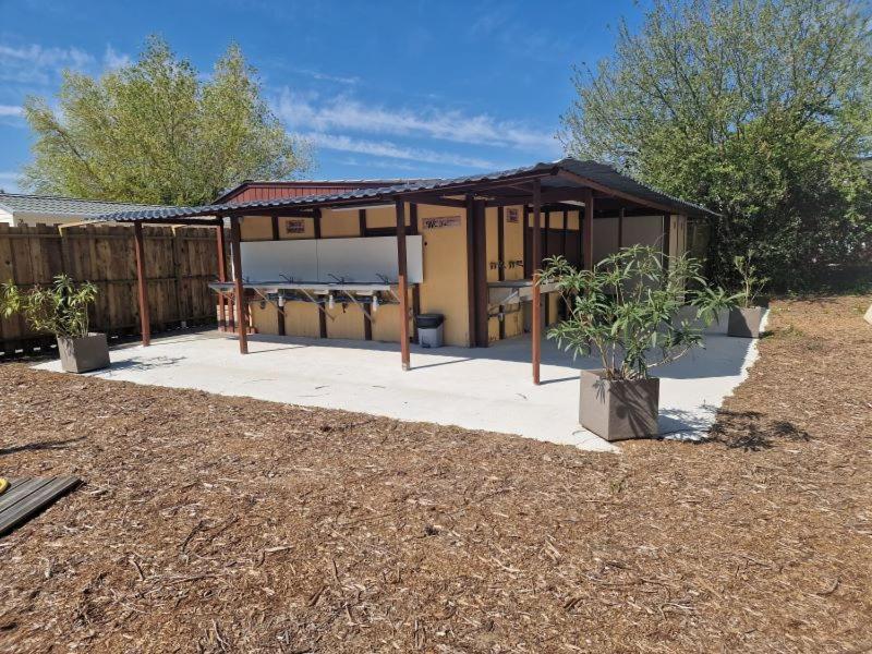 Lodge Les P'Tites Maisons Dans La Prairie Sallertaine Exterior photo