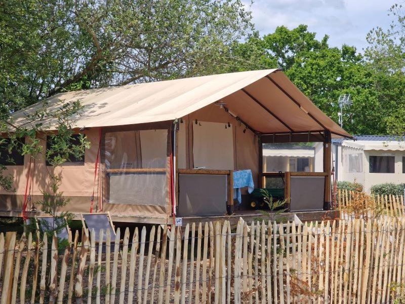 Lodge Les P'Tites Maisons Dans La Prairie Sallertaine Exterior photo